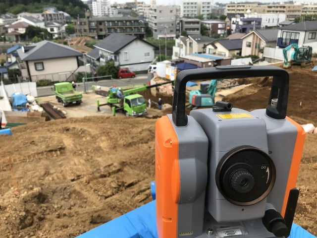 測量機と建設現場